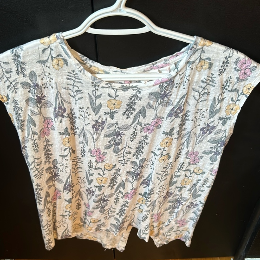 Rachel Ashwell Women’s sleeveless shirt. 100% linen. Size Medium.